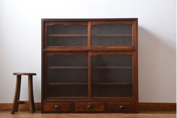 アンティーク家具　アンティーク　モールガラス入り薄型引き戸収納棚