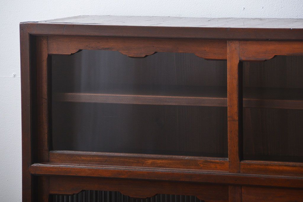 アンティーク家具　アンティーク　モールガラス入り薄型引き戸収納棚