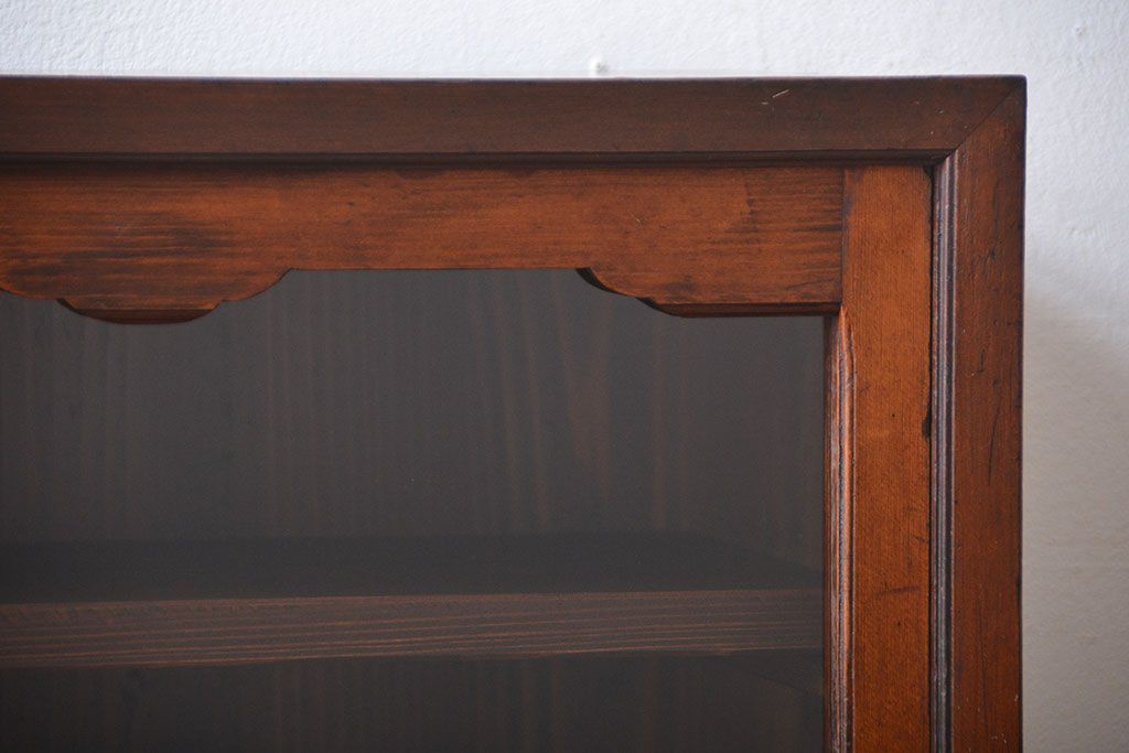 アンティーク家具　アンティーク　モールガラス入り薄型引き戸収納棚