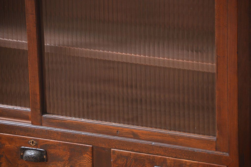 アンティーク家具　アンティーク　モールガラス入り薄型引き戸収納棚