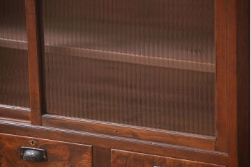 アンティーク家具　アンティーク　モールガラス入り薄型引き戸収納棚