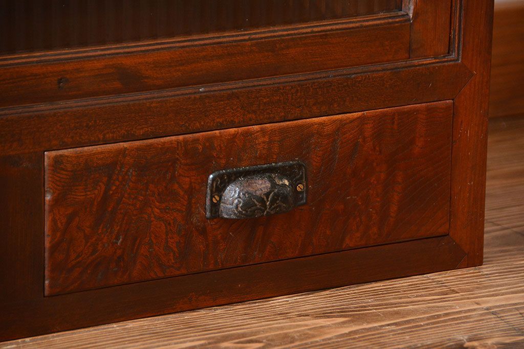 アンティーク家具　アンティーク　モールガラス入り薄型引き戸収納棚