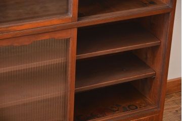 アンティーク家具　アンティーク　モールガラス入り薄型引き戸収納棚