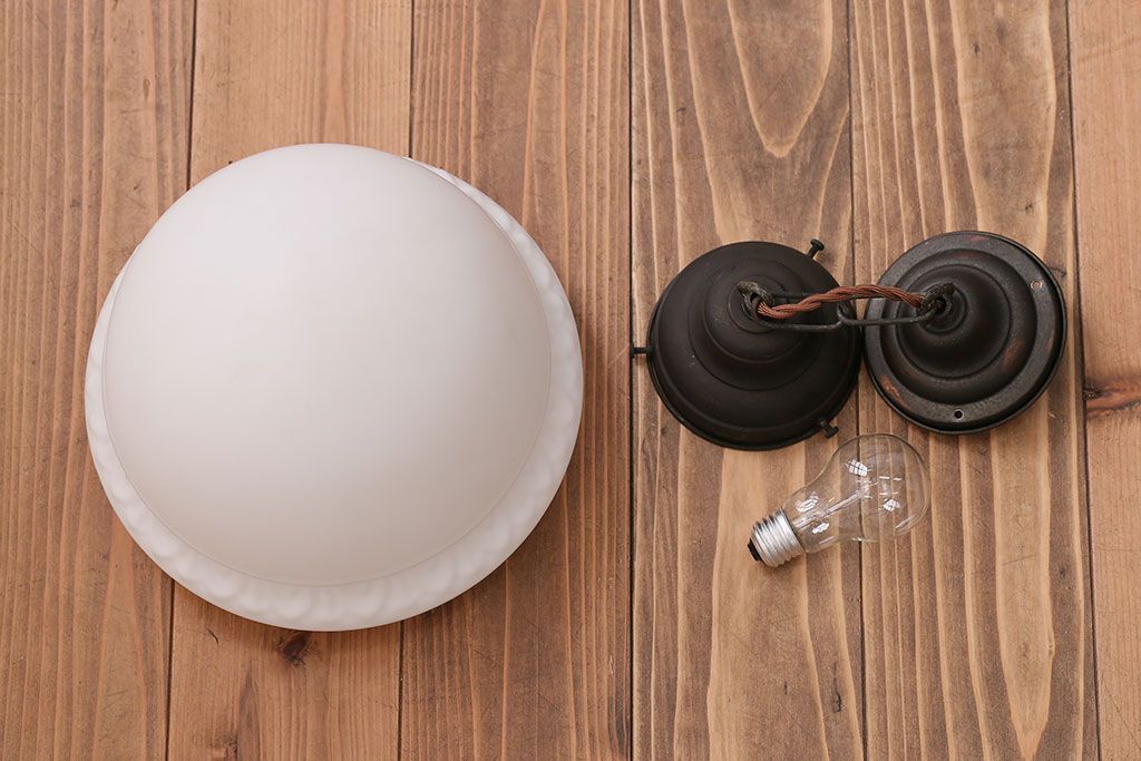 アンティーク　お洒落な陽刻ガラス天井照明