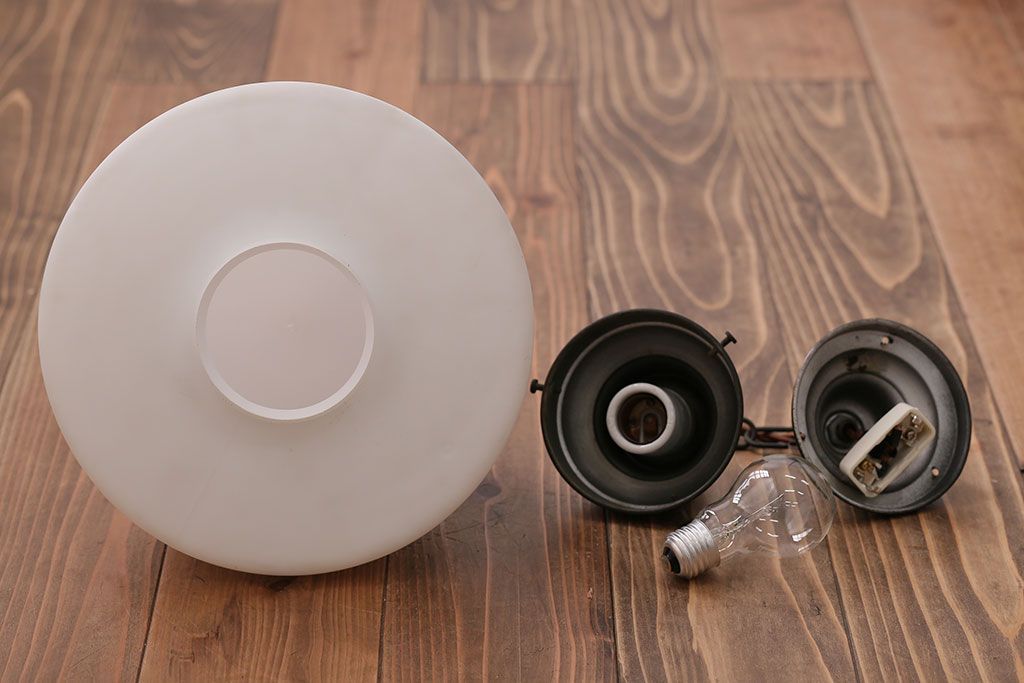 アンティーク　お洒落な陽刻ガラス天井照明