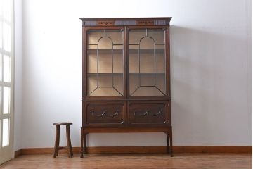 アンティーク家具　イギリスアンティーク　装飾がおしゃれで上質なキャビネット