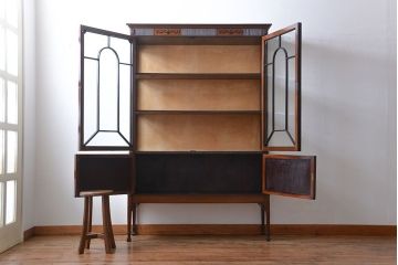 アンティーク家具　イギリスアンティーク　装飾がおしゃれで上質なキャビネット