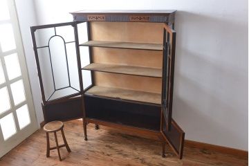 アンティーク家具　イギリスアンティーク　装飾がおしゃれで上質なキャビネット