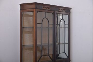 アンティーク家具　イギリスアンティーク　装飾がおしゃれで上質なキャビネット