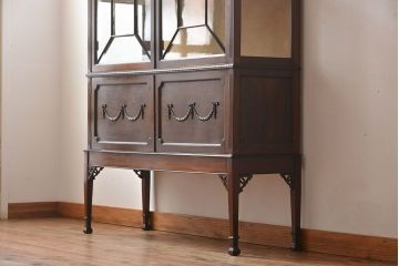 アンティーク家具　イギリスアンティーク　装飾がおしゃれで上質なキャビネット