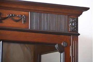 アンティーク家具　イギリスアンティーク　装飾がおしゃれで上質なキャビネット