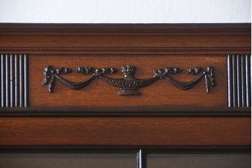 アンティーク家具　イギリスアンティーク　装飾がおしゃれで上質なキャビネット