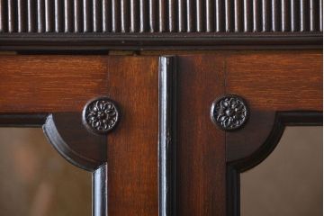 アンティーク家具　イギリスアンティーク　装飾がおしゃれで上質なキャビネット