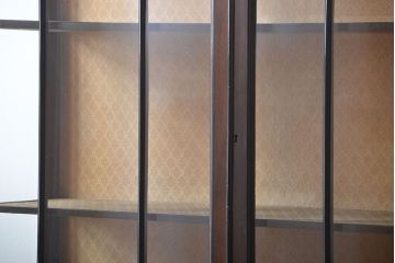 アンティーク家具　イギリスアンティーク　装飾がおしゃれで上質なキャビネット