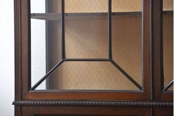 アンティーク家具　イギリスアンティーク　装飾がおしゃれで上質なキャビネット