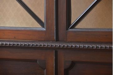 アンティーク家具　イギリスアンティーク　装飾がおしゃれで上質なキャビネット