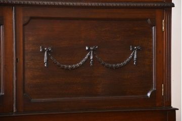 アンティーク家具　イギリスアンティーク　装飾がおしゃれで上質なキャビネット