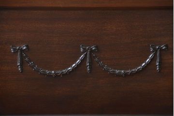 アンティーク家具　イギリスアンティーク　装飾がおしゃれで上質なキャビネット