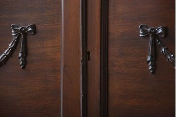 アンティーク家具　イギリスアンティーク　装飾がおしゃれで上質なキャビネット