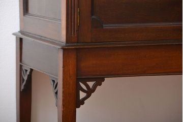アンティーク家具　イギリスアンティーク　装飾がおしゃれで上質なキャビネット