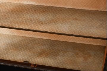 アンティーク家具　イギリスアンティーク　装飾がおしゃれで上質なキャビネット