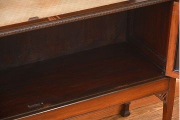 アンティーク家具　イギリスアンティーク　装飾がおしゃれで上質なキャビネット