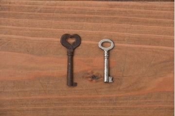 アンティーク家具　イギリスアンティーク　装飾がおしゃれで上質なキャビネット