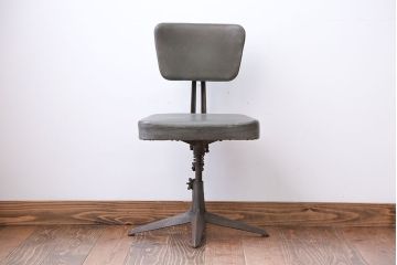 アンティーク家具　インダストリアルデザイン　アイアンのシャビーな回転椅子