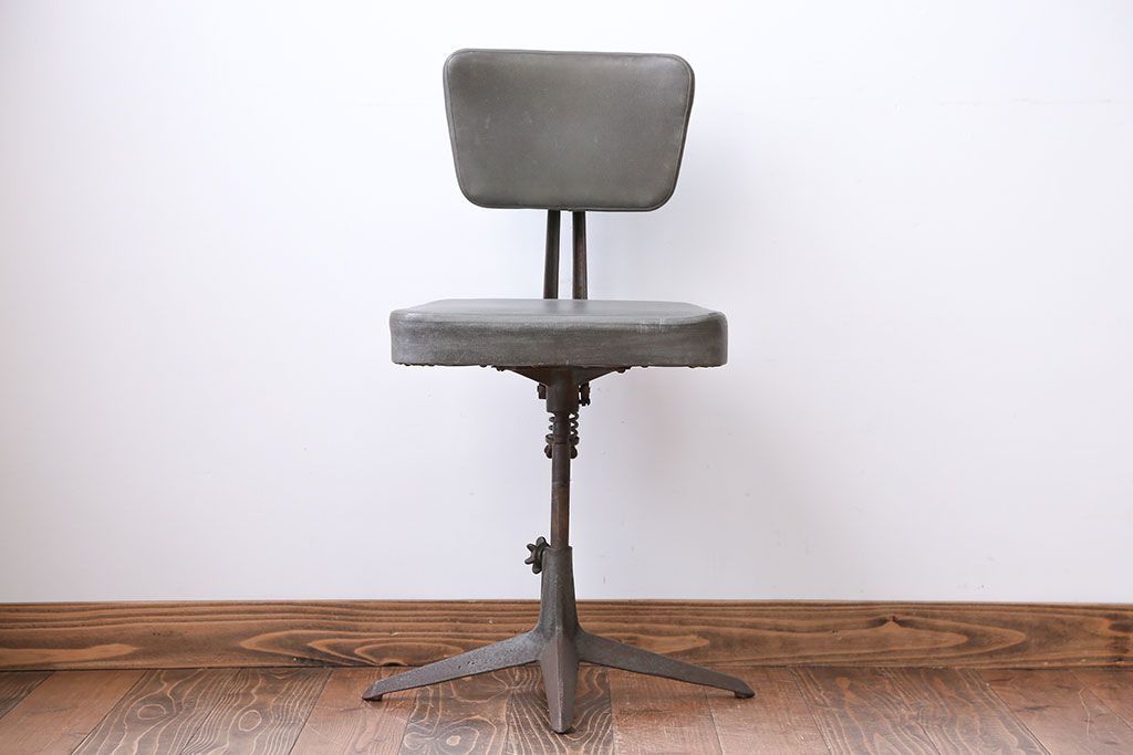 アンティーク家具　インダストリアルデザイン　アイアンのシャビーな回転椅子