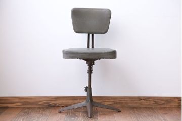 アンティーク家具　インダストリアルデザイン　アイアンのシャビーな回転椅子