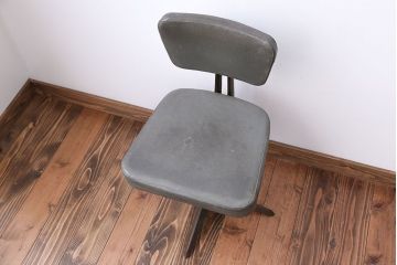 アンティーク家具　インダストリアルデザイン　アイアンのシャビーな回転椅子