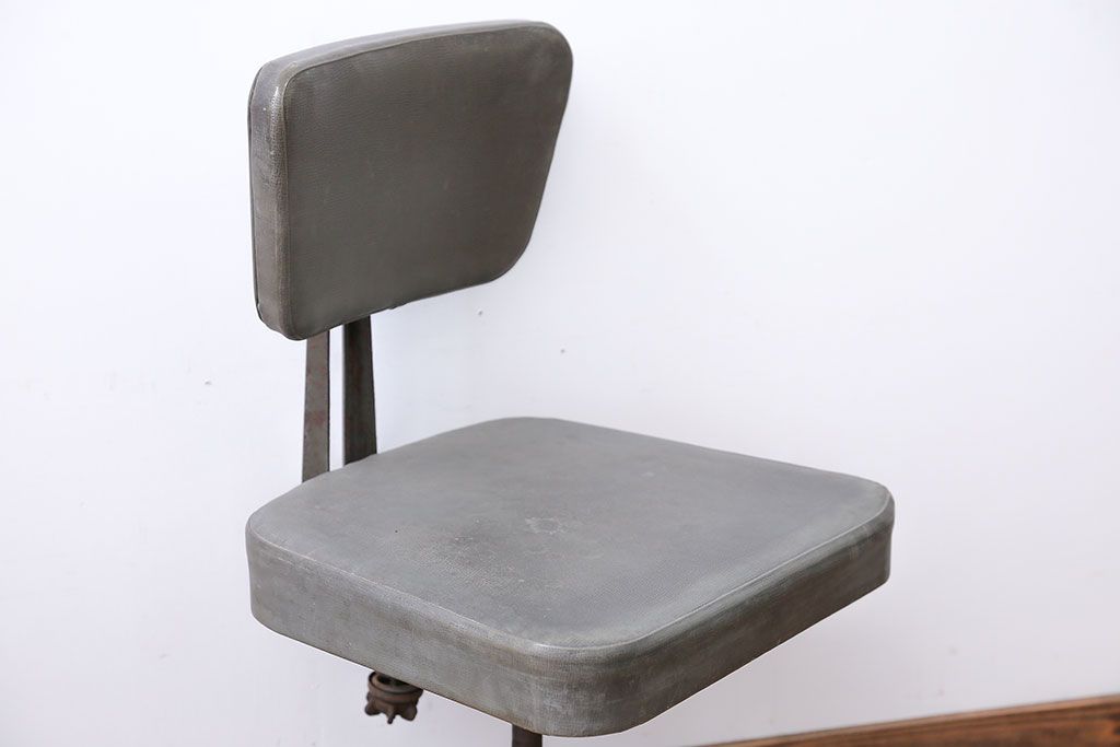 アンティーク家具　インダストリアルデザイン　アイアンのシャビーな回転椅子