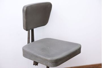 アンティーク家具　インダストリアルデザイン　アイアンのシャビーな回転椅子