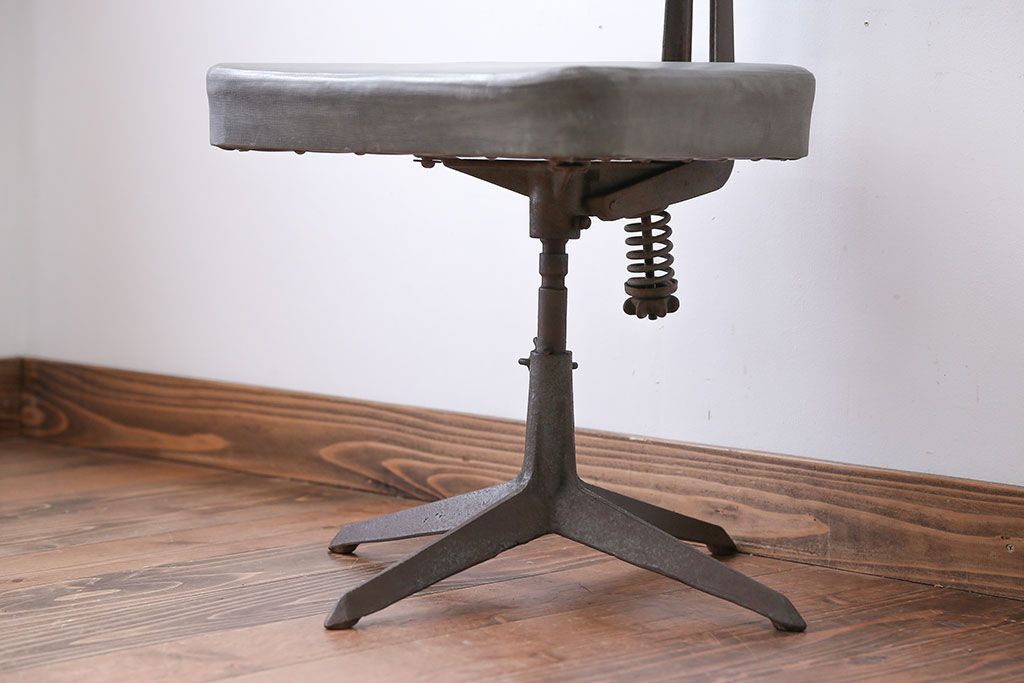 アンティーク家具　インダストリアルデザイン　アイアンのシャビーな回転椅子