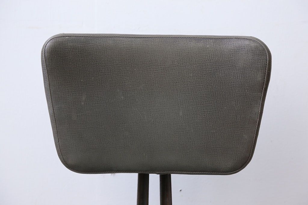 アンティーク家具　インダストリアルデザイン　アイアンのシャビーな回転椅子