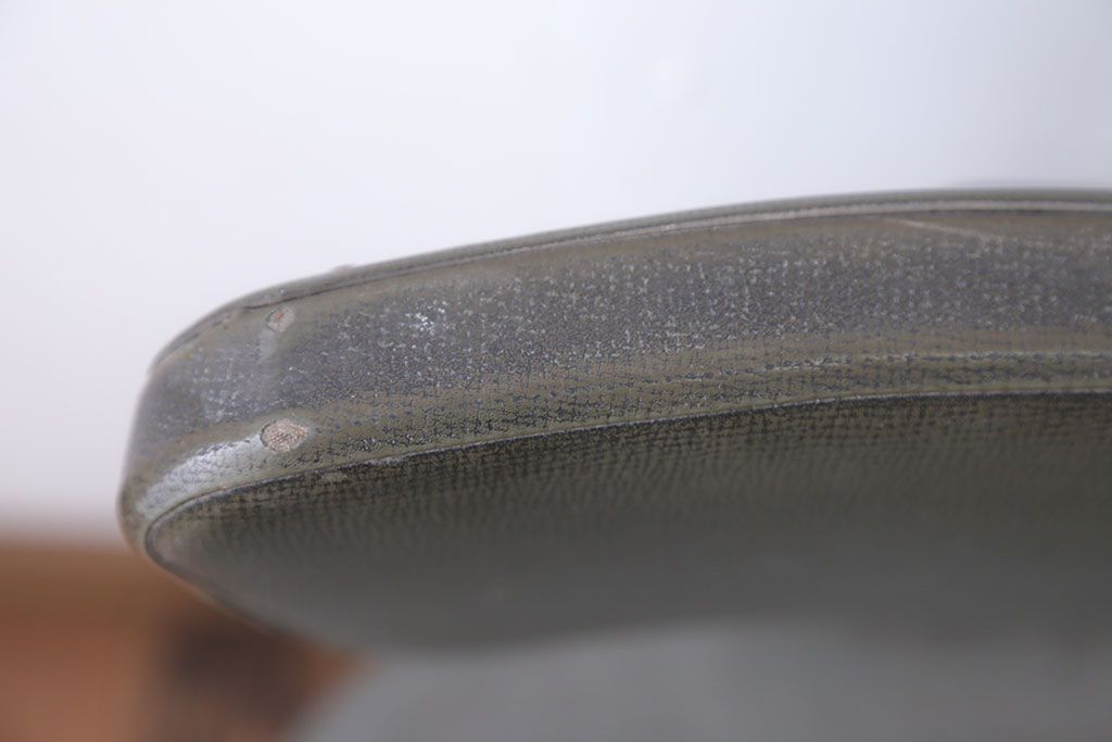 アンティーク家具　インダストリアルデザイン　アイアンのシャビーな回転椅子