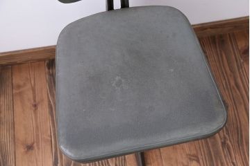 アンティーク家具　インダストリアルデザイン　アイアンのシャビーな回転椅子