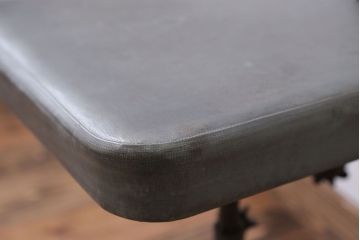 アンティーク家具　インダストリアルデザイン　アイアンのシャビーな回転椅子