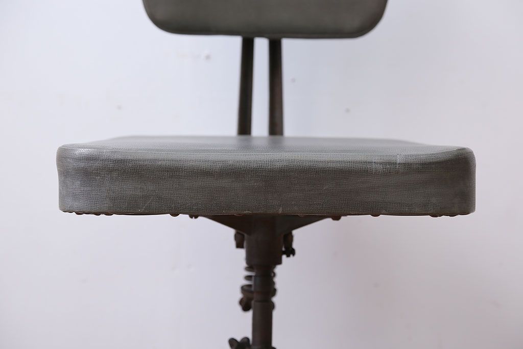 アンティーク家具　インダストリアルデザイン　アイアンのシャビーな回転椅子