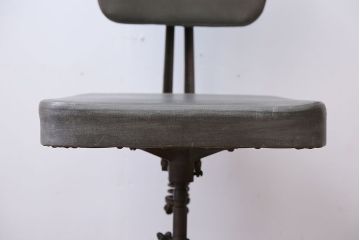 アンティーク家具　インダストリアルデザイン　アイアンのシャビーな回転椅子