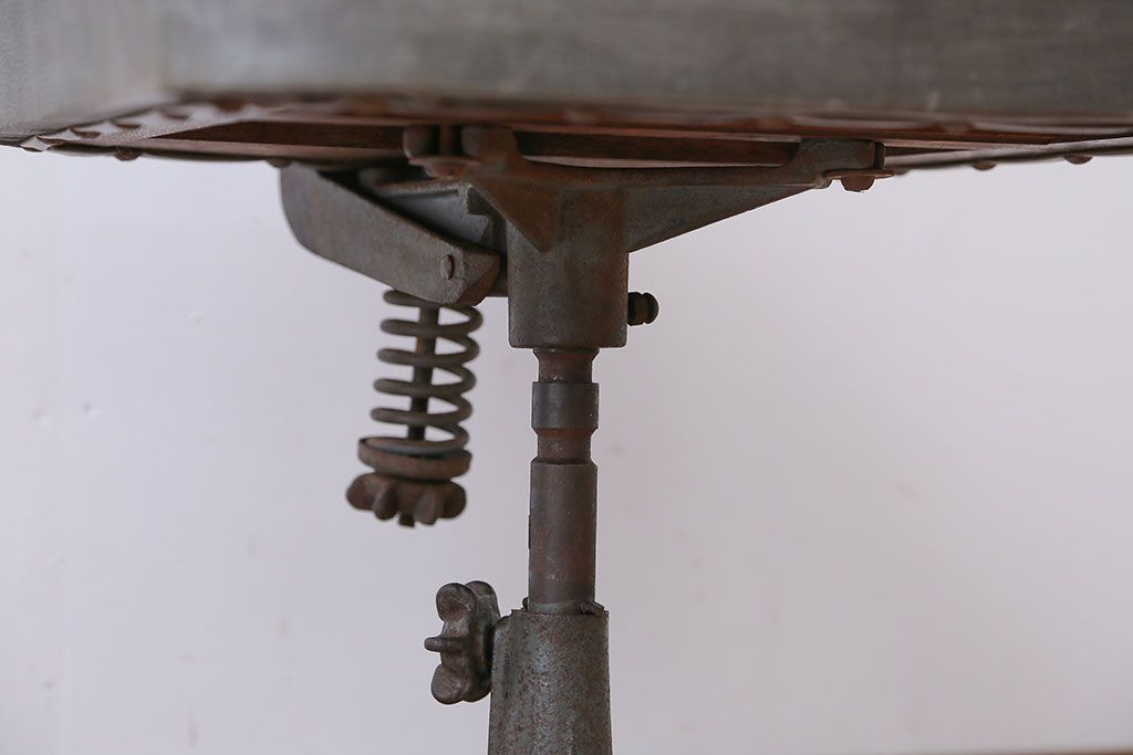 アンティーク家具　インダストリアルデザイン　アイアンのシャビーな回転椅子