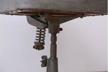 アンティーク家具　インダストリアルデザイン　アイアンのシャビーな回転椅子