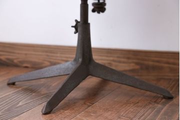 アンティーク家具　インダストリアルデザイン　アイアンのシャビーな回転椅子