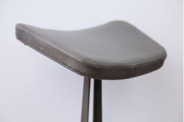 アンティーク家具　インダストリアルデザイン　アイアンのシャビーな回転椅子