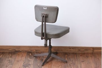 アンティーク家具　インダストリアルデザイン　アイアンのシャビーな回転椅子