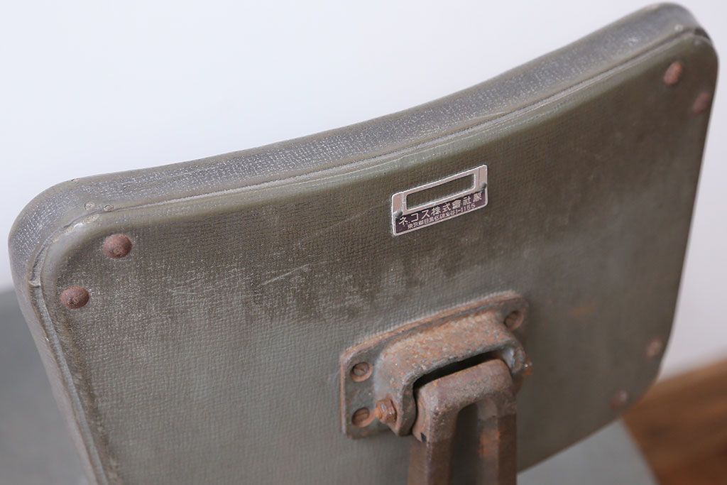 アンティーク家具　インダストリアルデザイン　アイアンのシャビーな回転椅子