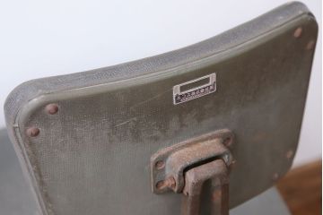 アンティーク家具　インダストリアルデザイン　アイアンのシャビーな回転椅子