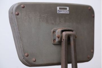 アンティーク家具　インダストリアルデザイン　アイアンのシャビーな回転椅子