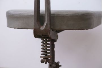 アンティーク家具　インダストリアルデザイン　アイアンのシャビーな回転椅子