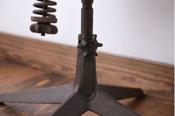 アンティーク家具　インダストリアルデザイン　アイアンのシャビーな回転椅子